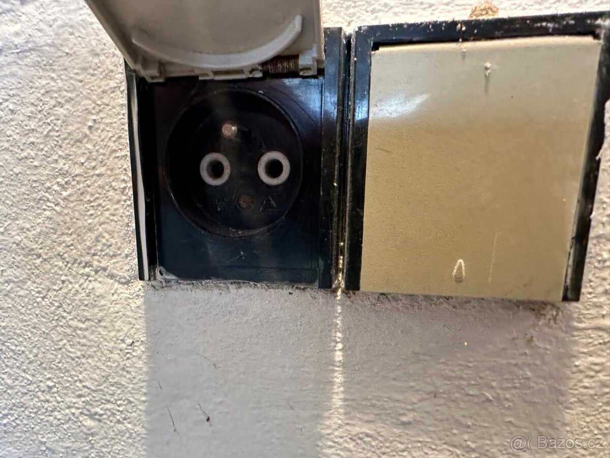 Garáž s regály a elektřinou 220/380V - 5