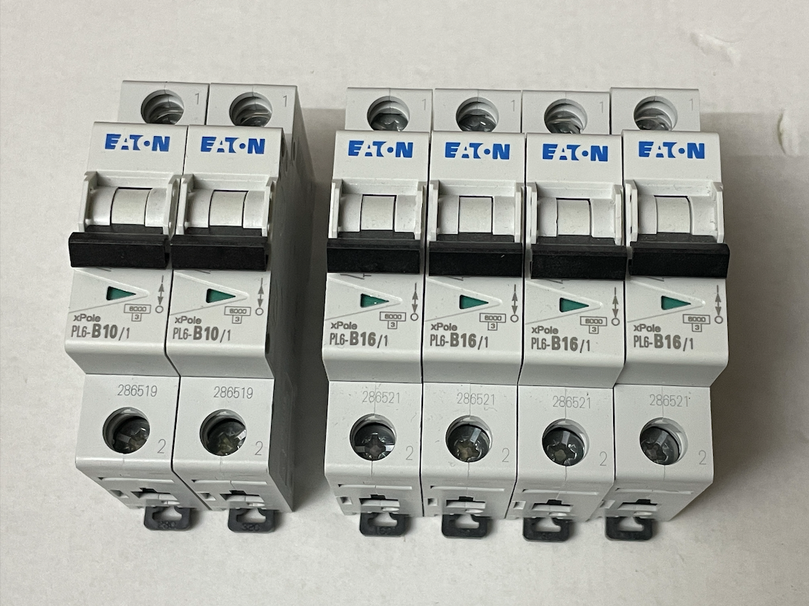 Rozvaděč a jističe (komplet) - 5