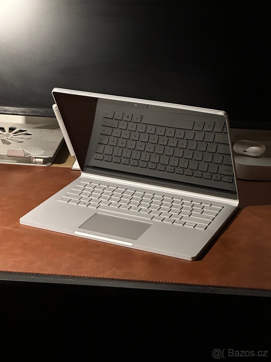 Microsoft Surface Book 2 / i7 / 16GB / GTX 1050 - 5