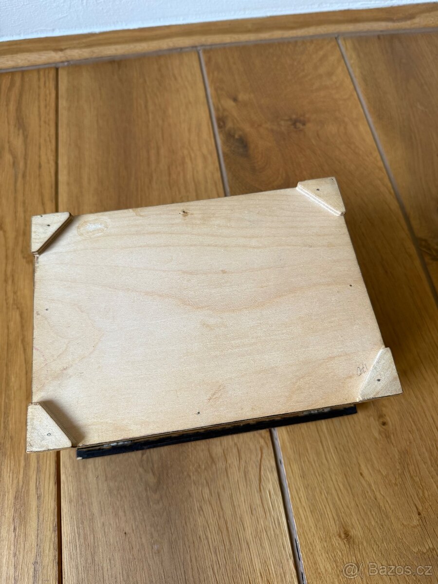 Vykládaná skříňka - 5