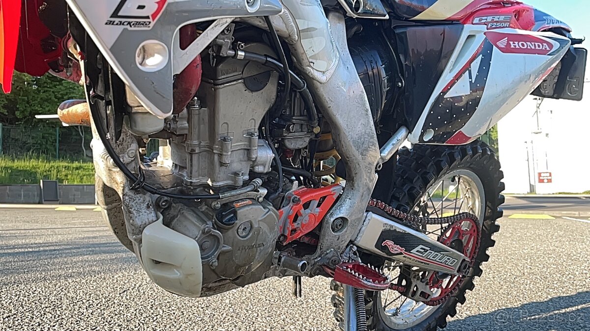 Honda CRF 250 R HM na značkách