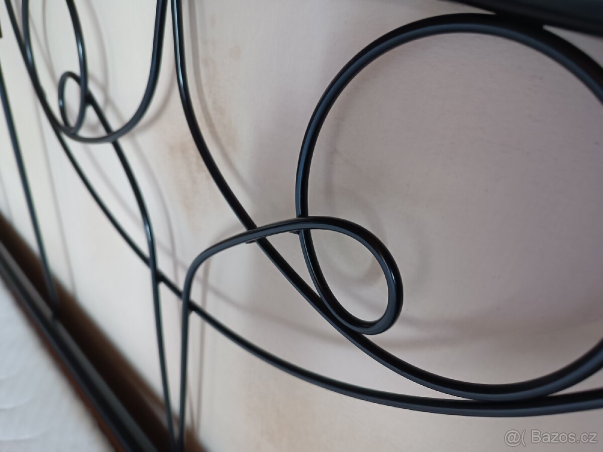 Manželská prodloužená dřevěná postel s kovaným čelem - 5