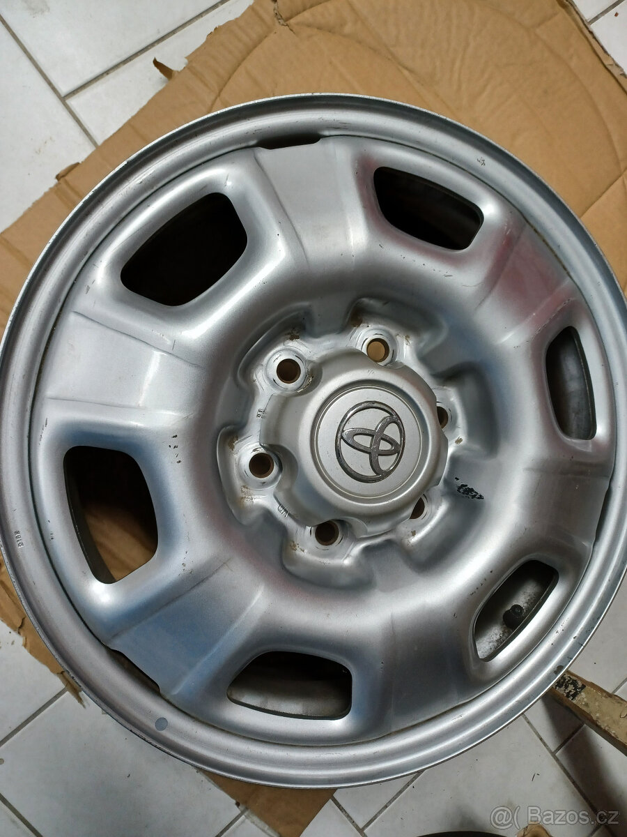 Toyota Land Cruiser - středová krytka - KOUPÍM