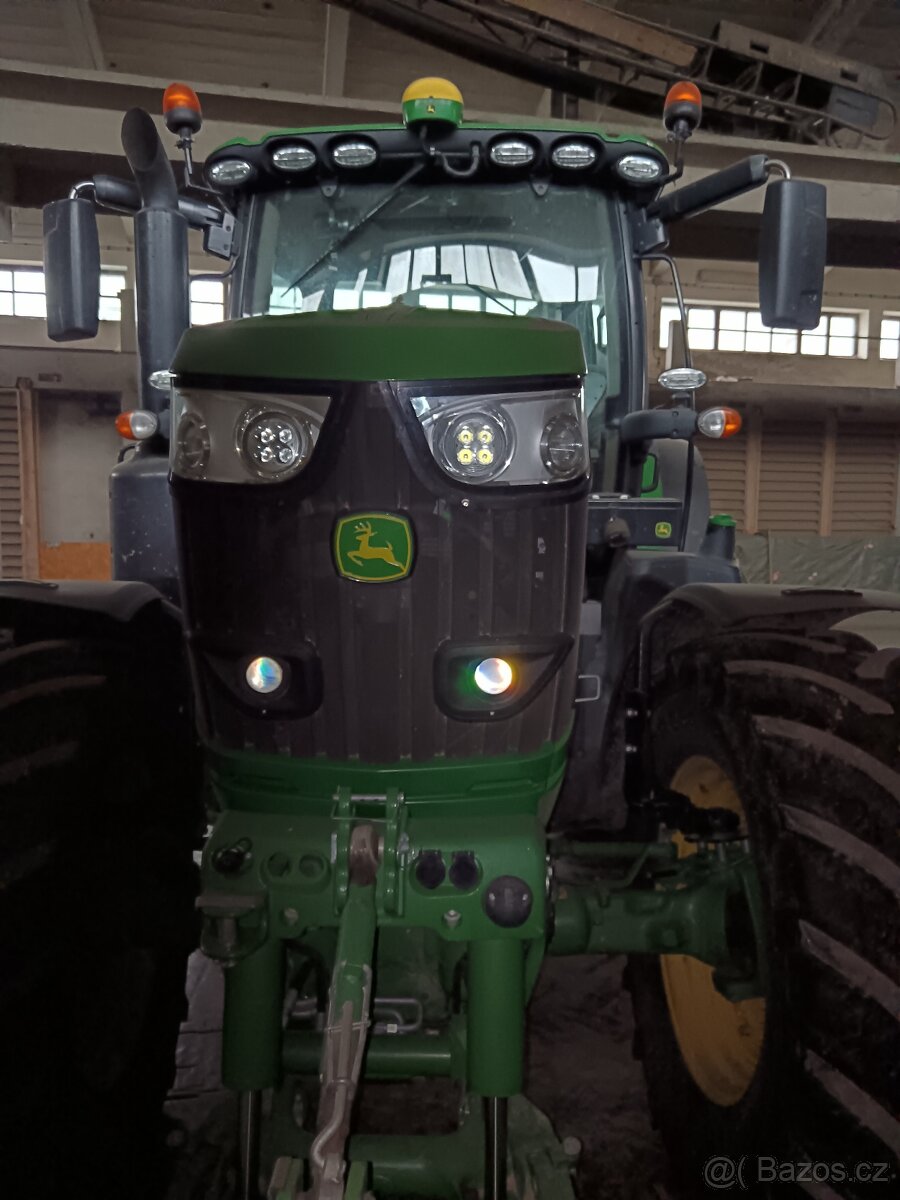 Traktor John Deere 6215 R - 5
