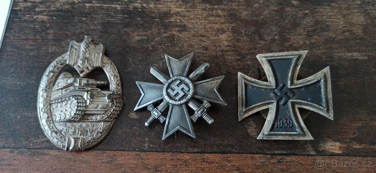 Medaile, vyznamenání, odznaky. - 5