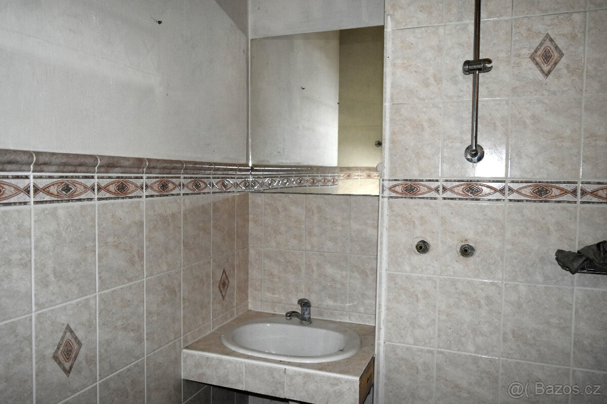 Náchod - Prodej rodinného domu se třemi jednotkami a garáží - 5