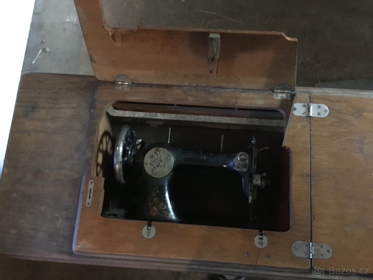 Starý šicí stroj - 5