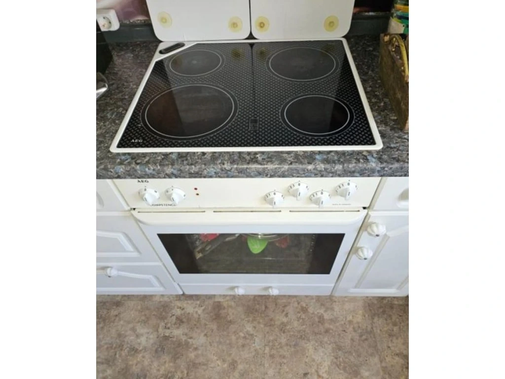 Bílá venkovská kuchyně s vestavěnými spotřebiči,5387 - 5