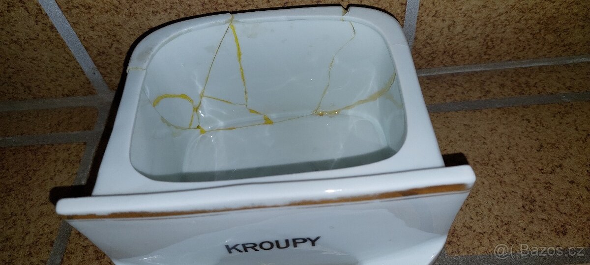 Kořenkový regál se zlatou linkou - 5