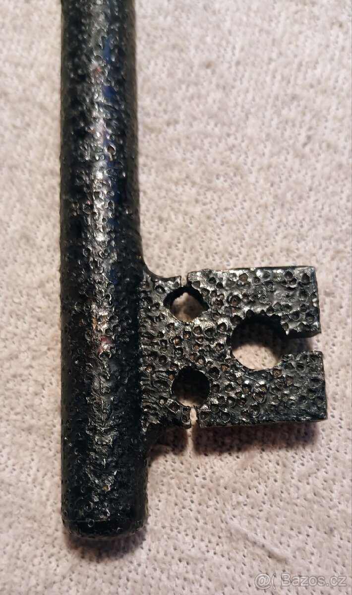 Ručně kovaný otvírák 70 léta pivo víno TOP kov. - 5