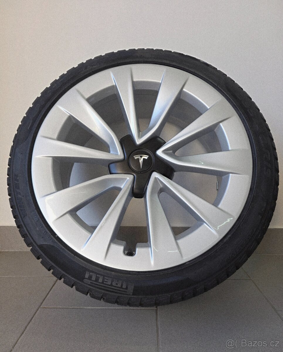 Orig. Tesla Model3 - Zimní Pirelli 235/40/19 - nejetá - 5