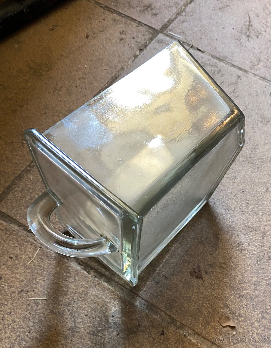 Skleněná nádoba s uchem - 5