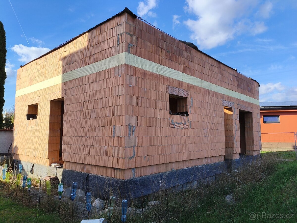 Stavební parcela s rozestavěnou stavbou RD v obci Troubky - 5