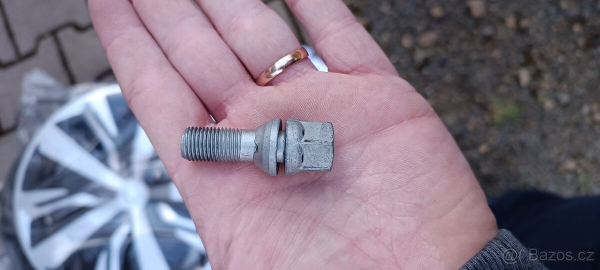 Plechové disky, poklice + šrouby - 5