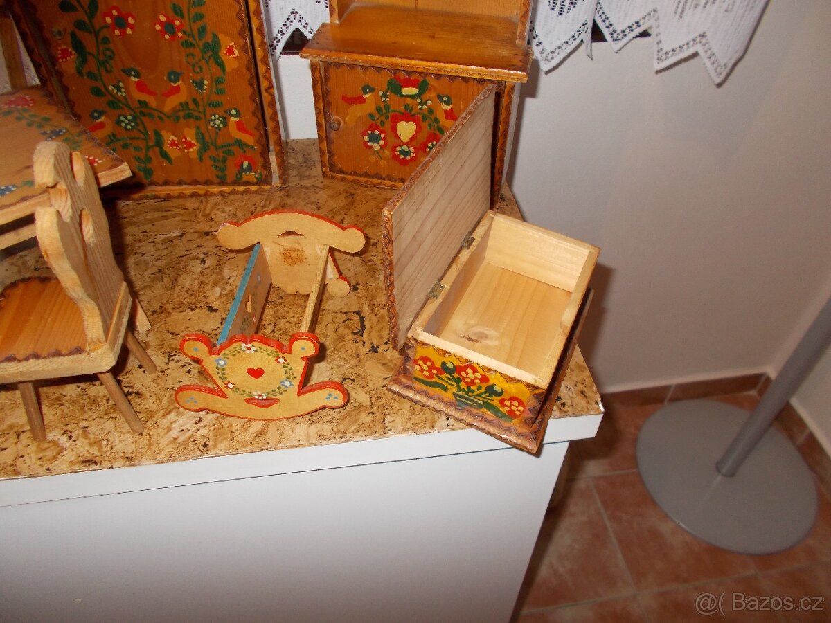Dřevěný ručně malovaný nábytek pro panenky – krásná lidová p - 5