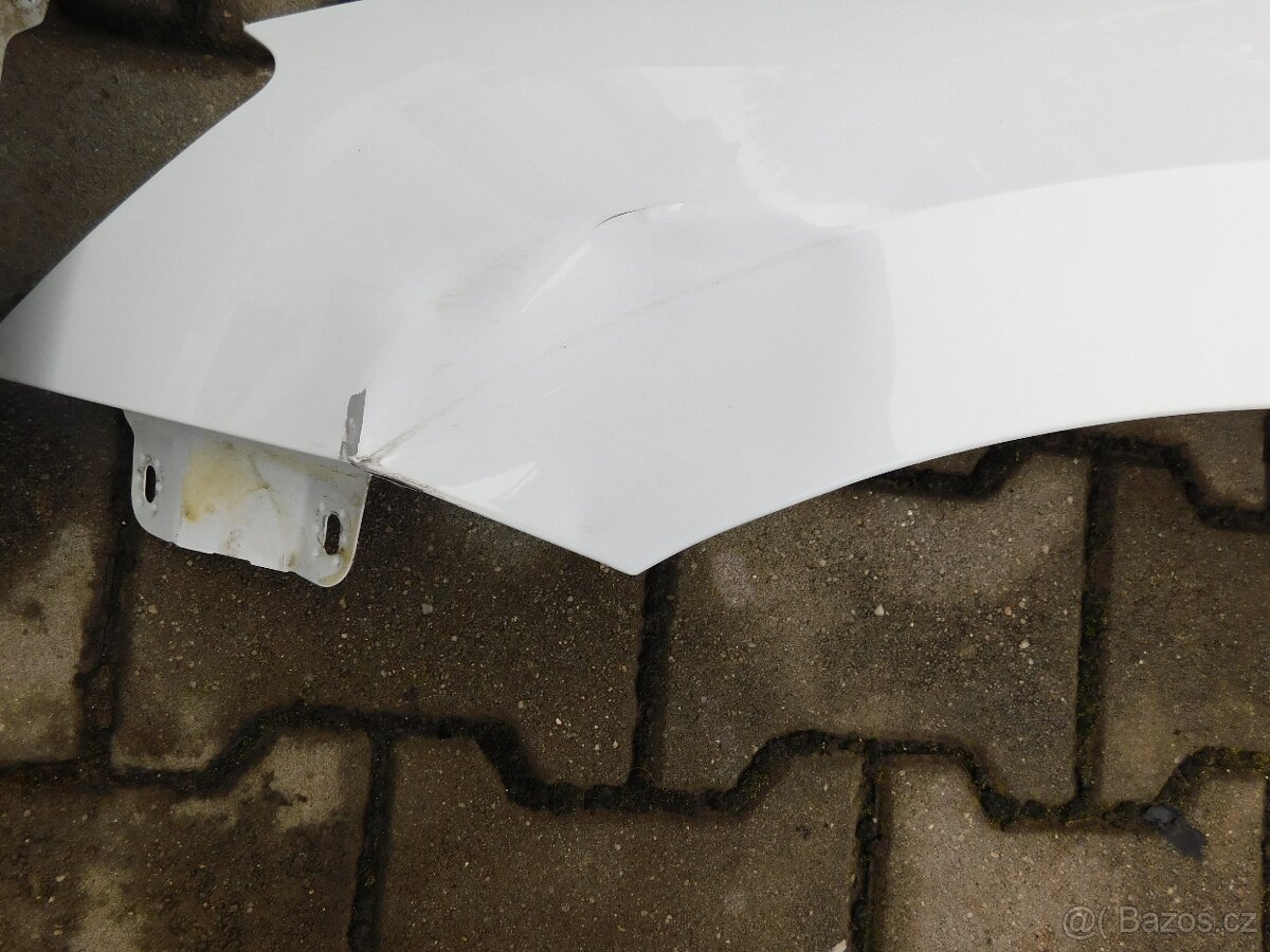 ŠKODA Superb přední blatníky á 800.-.- - 5