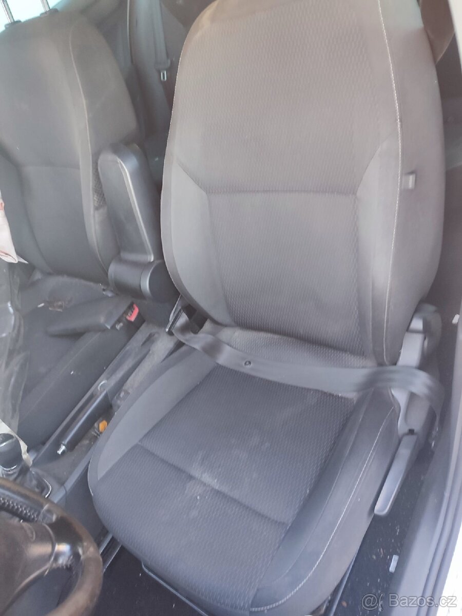 Škoda Rapid 1.6 tdi hatchback bílá barva - 5