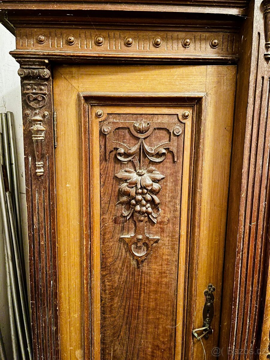 Dřevěná skříň - 5