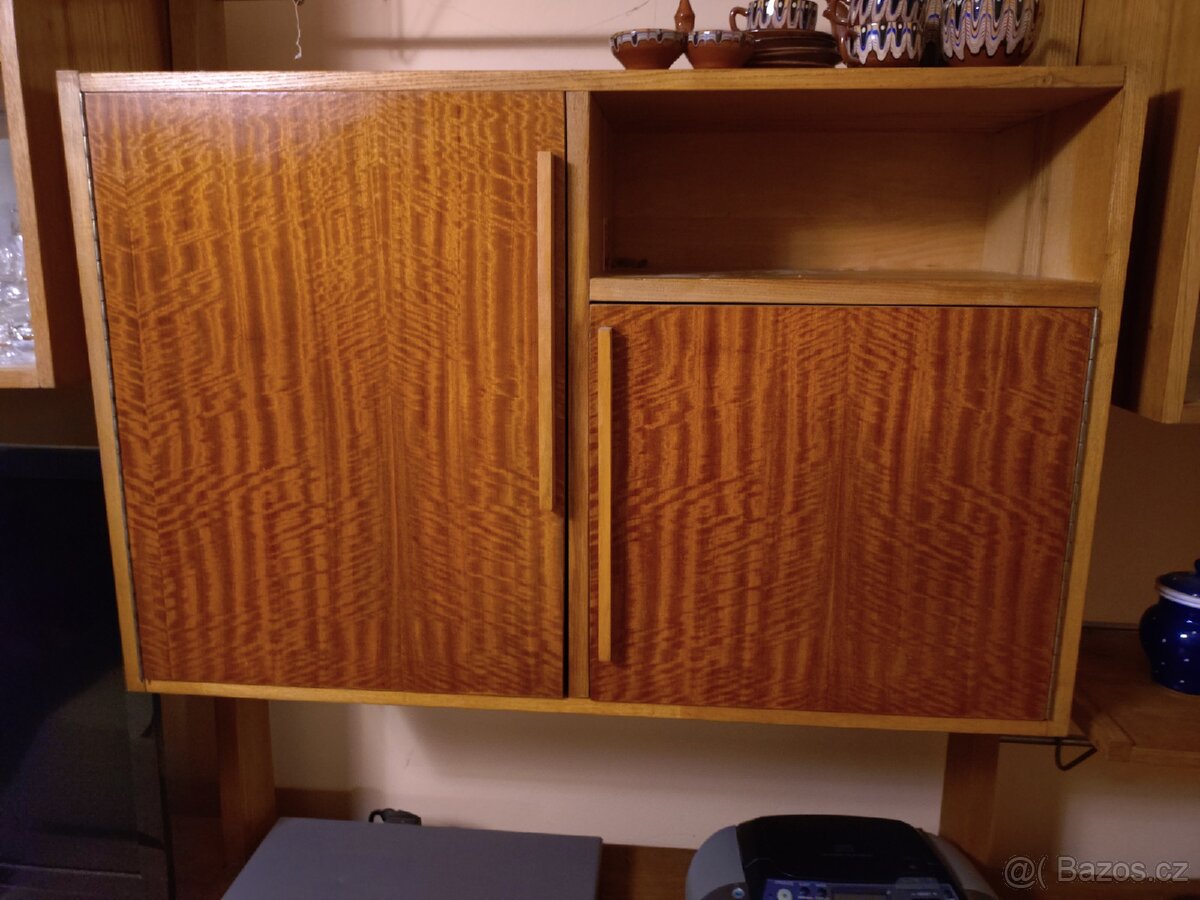 Skříňky, obyváková stěna - 5