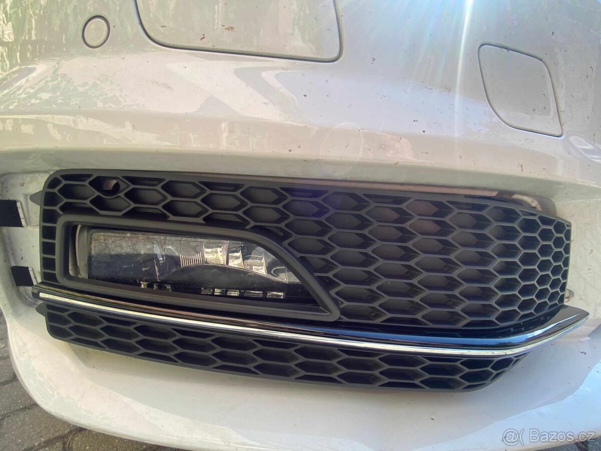 Mřížka nárazníku pravá Audi A4 8K0 807 682 - 5