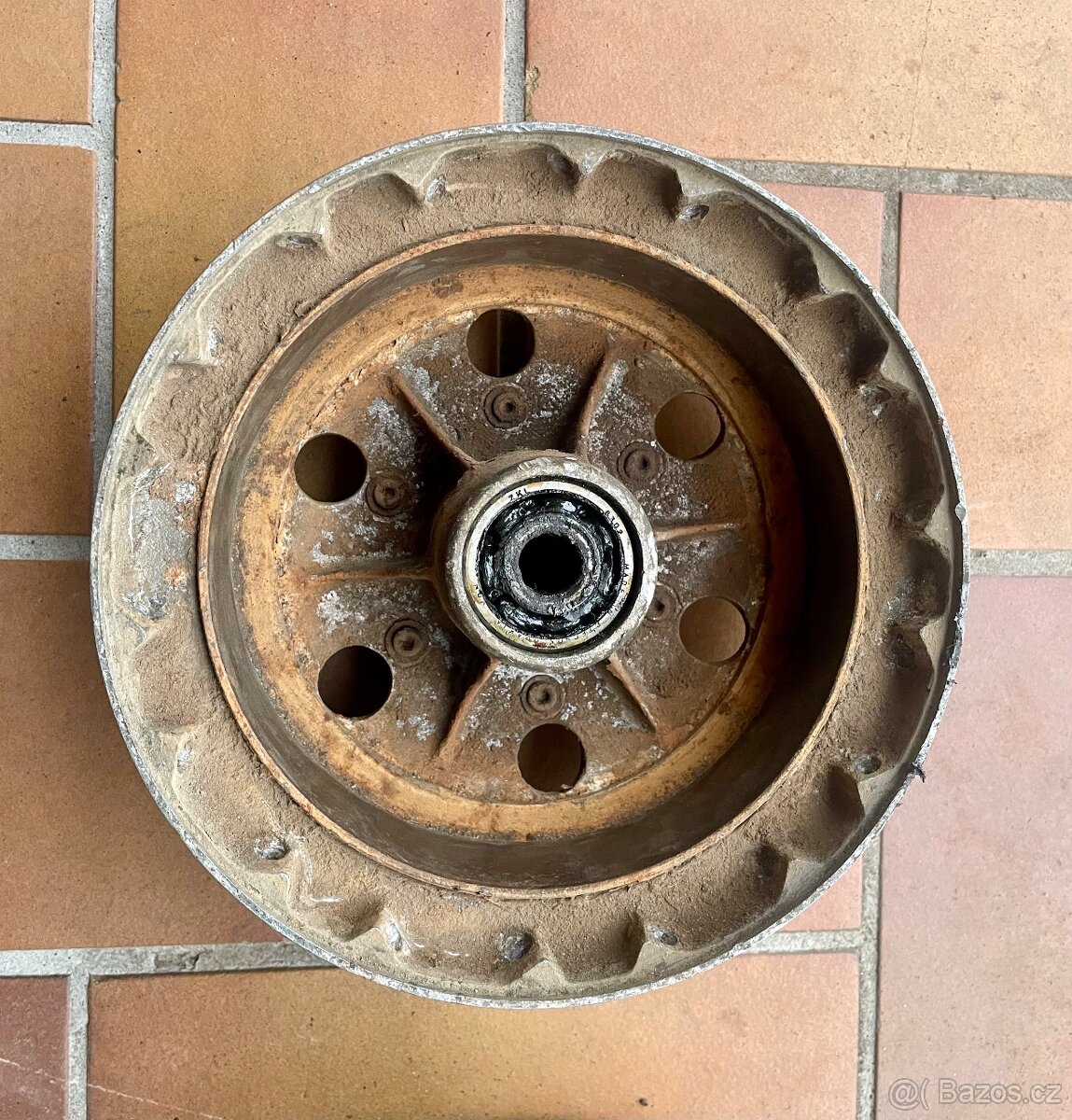 Střed kola a štít Jawa kývačka - 5