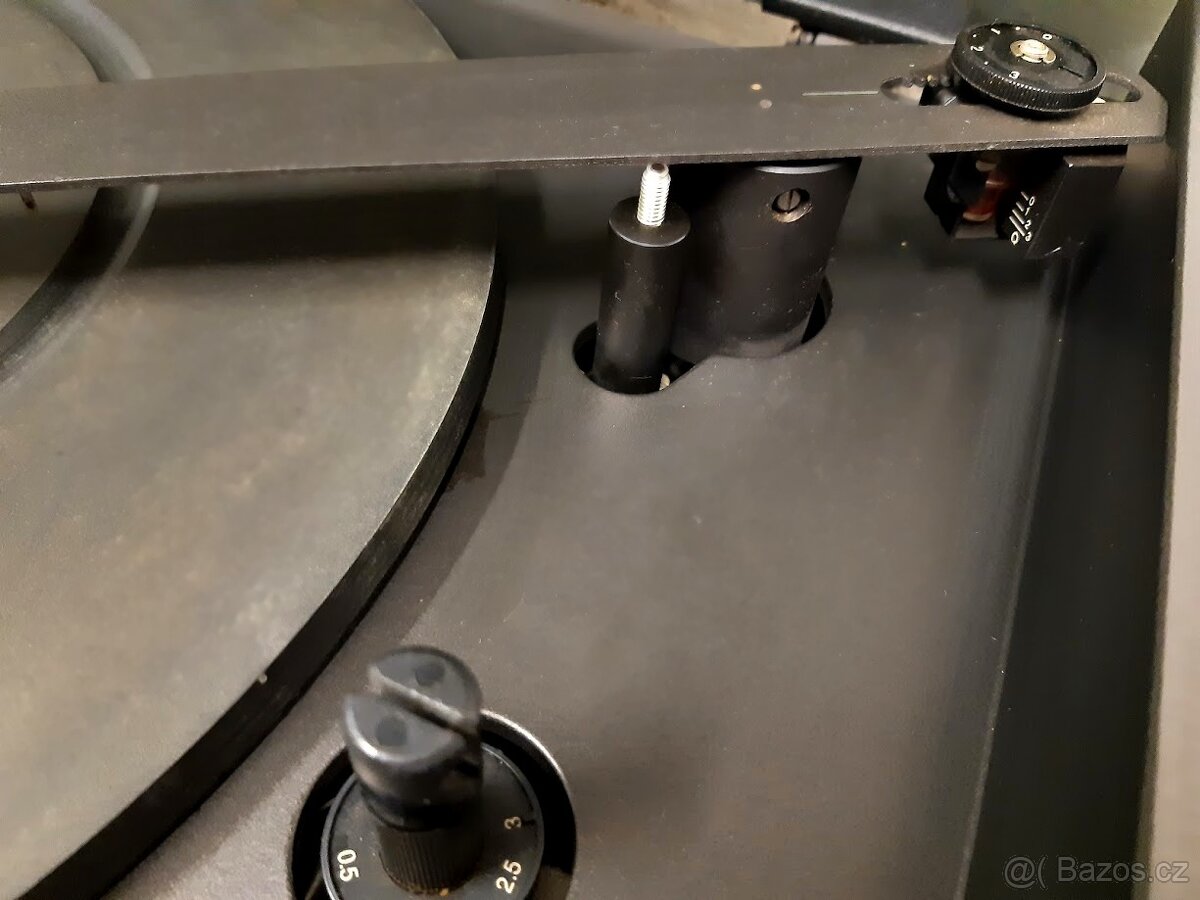 Gramo chassis NAD - 5