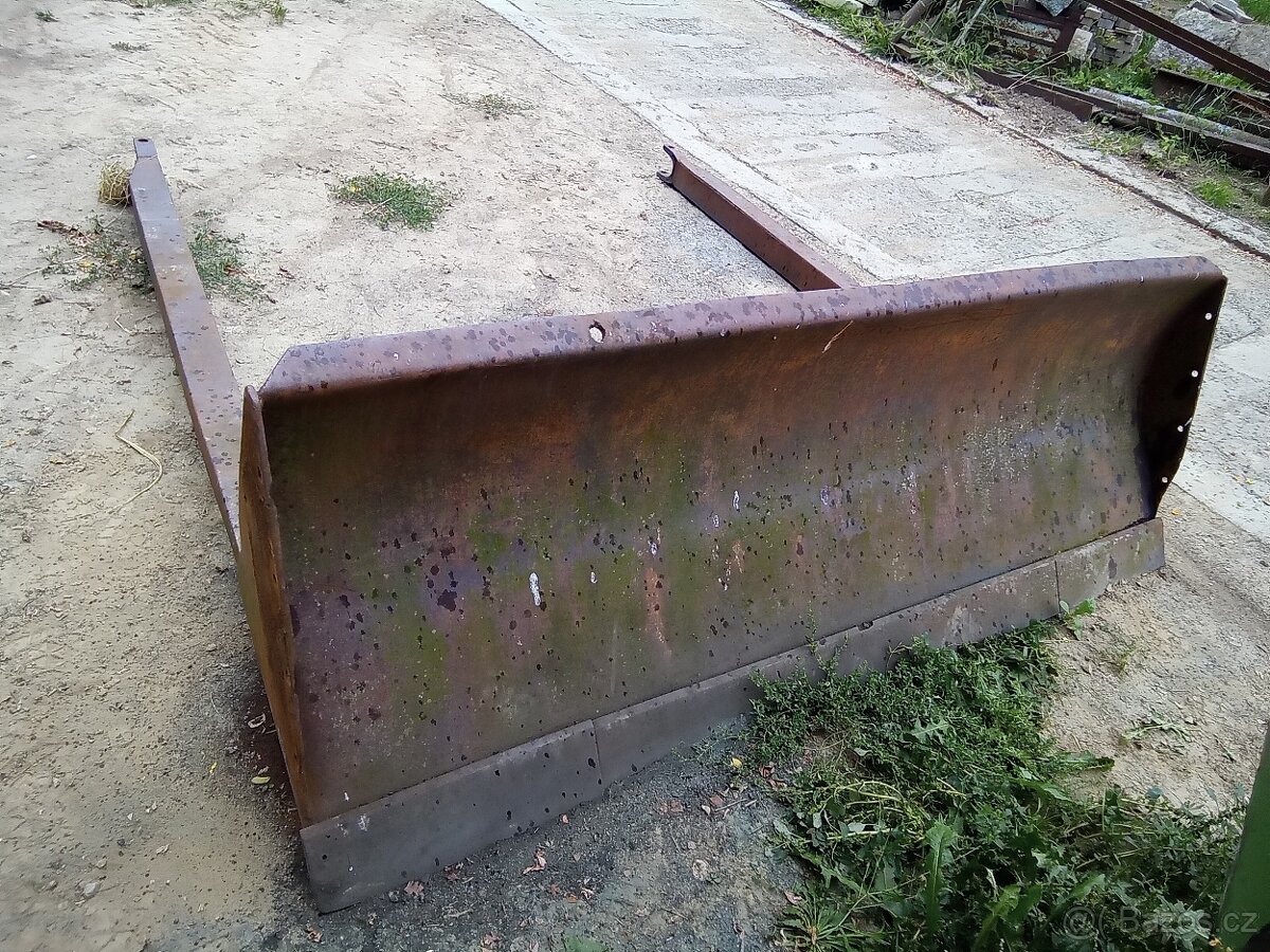 Čelní radlice na pásový raktor DT - 5