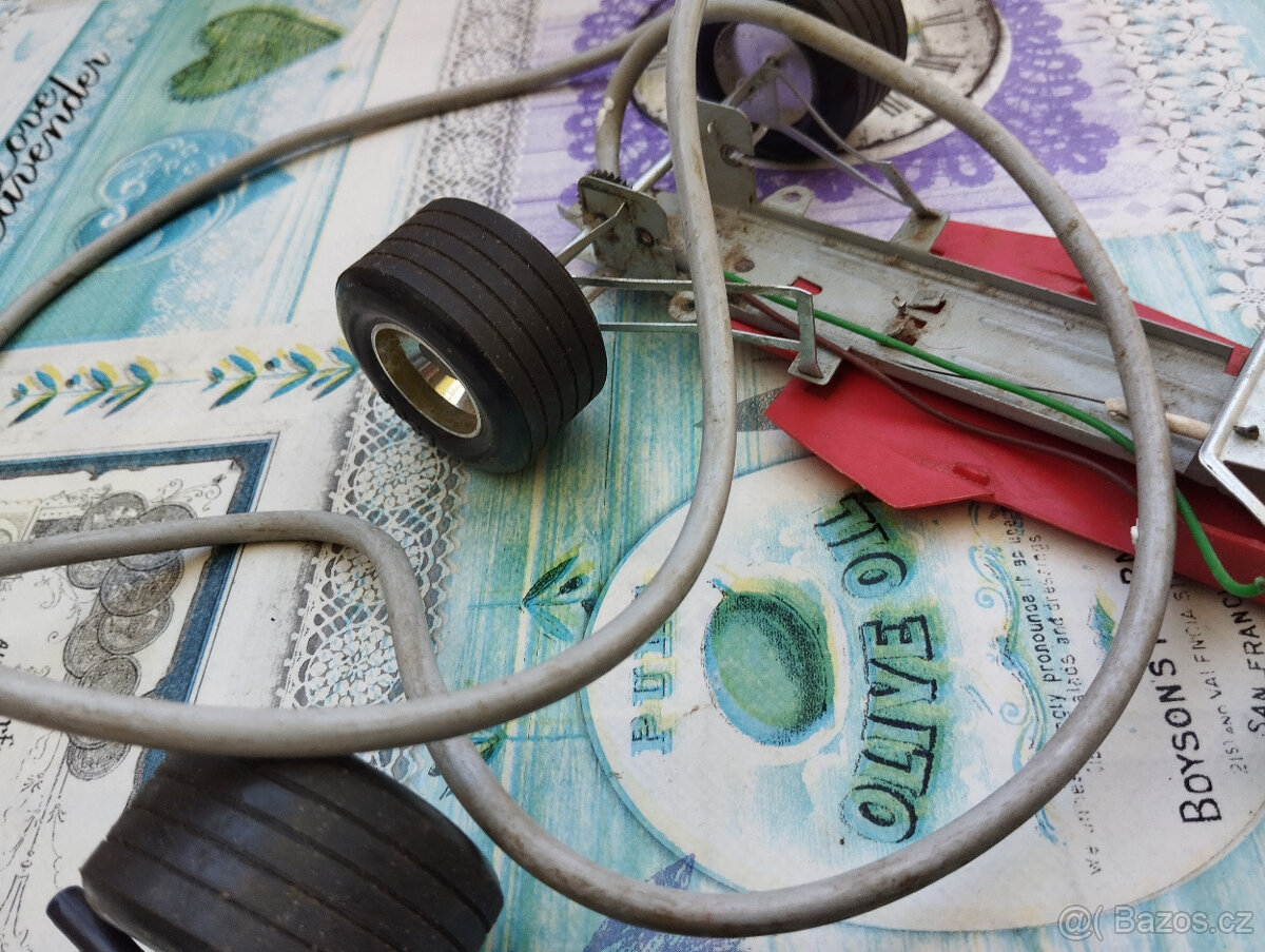 Staré hračky, Formule Lotus Ites,autíčko na bowden, ne KDN - 5