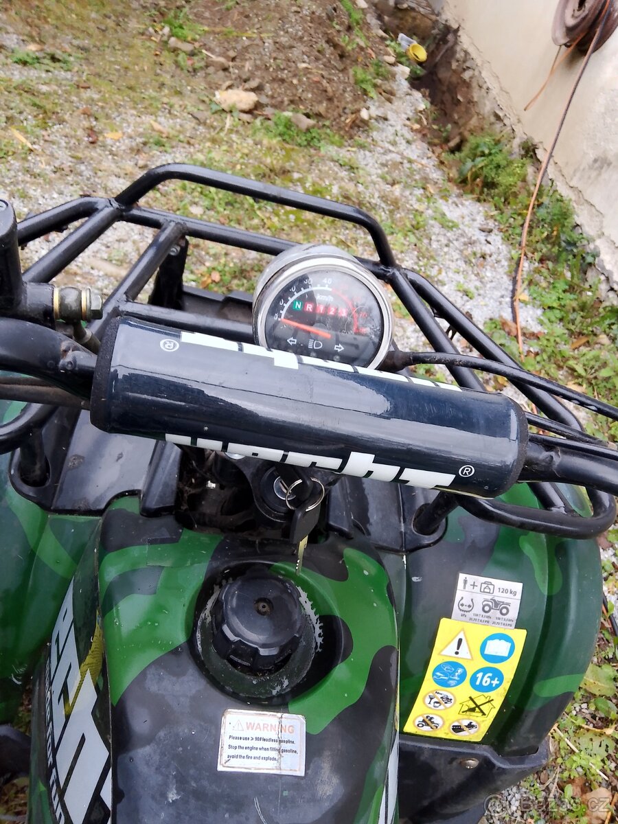 Terénní maskáčová čtyřkolka