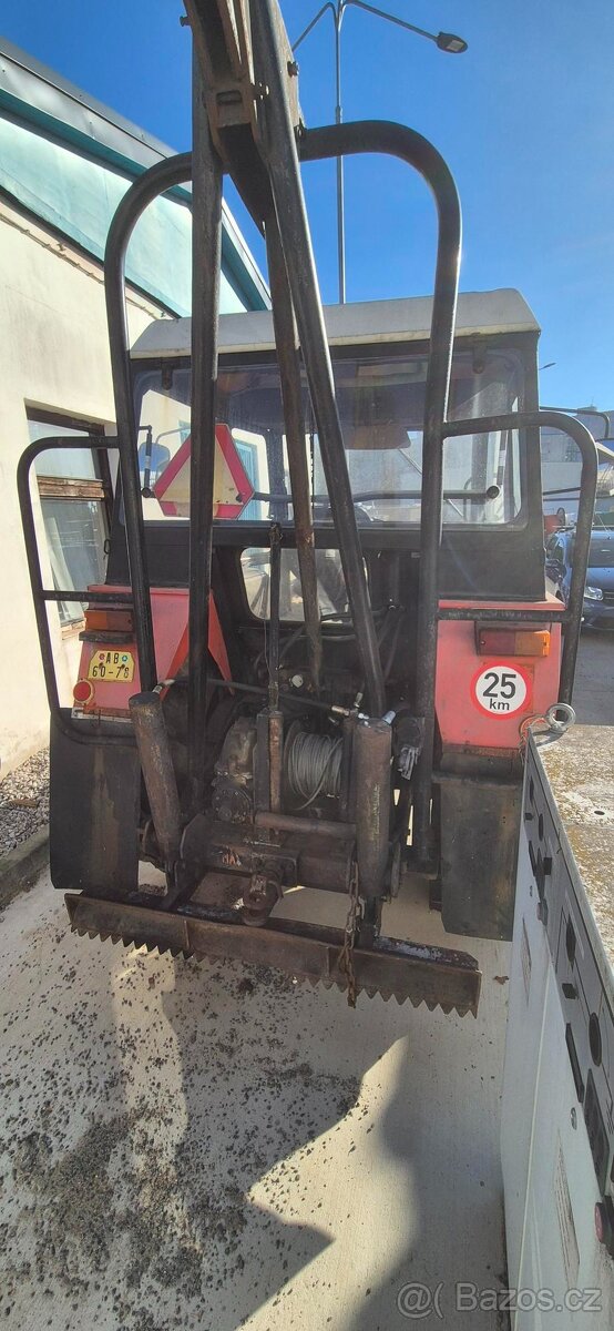 Zetor 5211 s přední radlicí a navijákem - 5