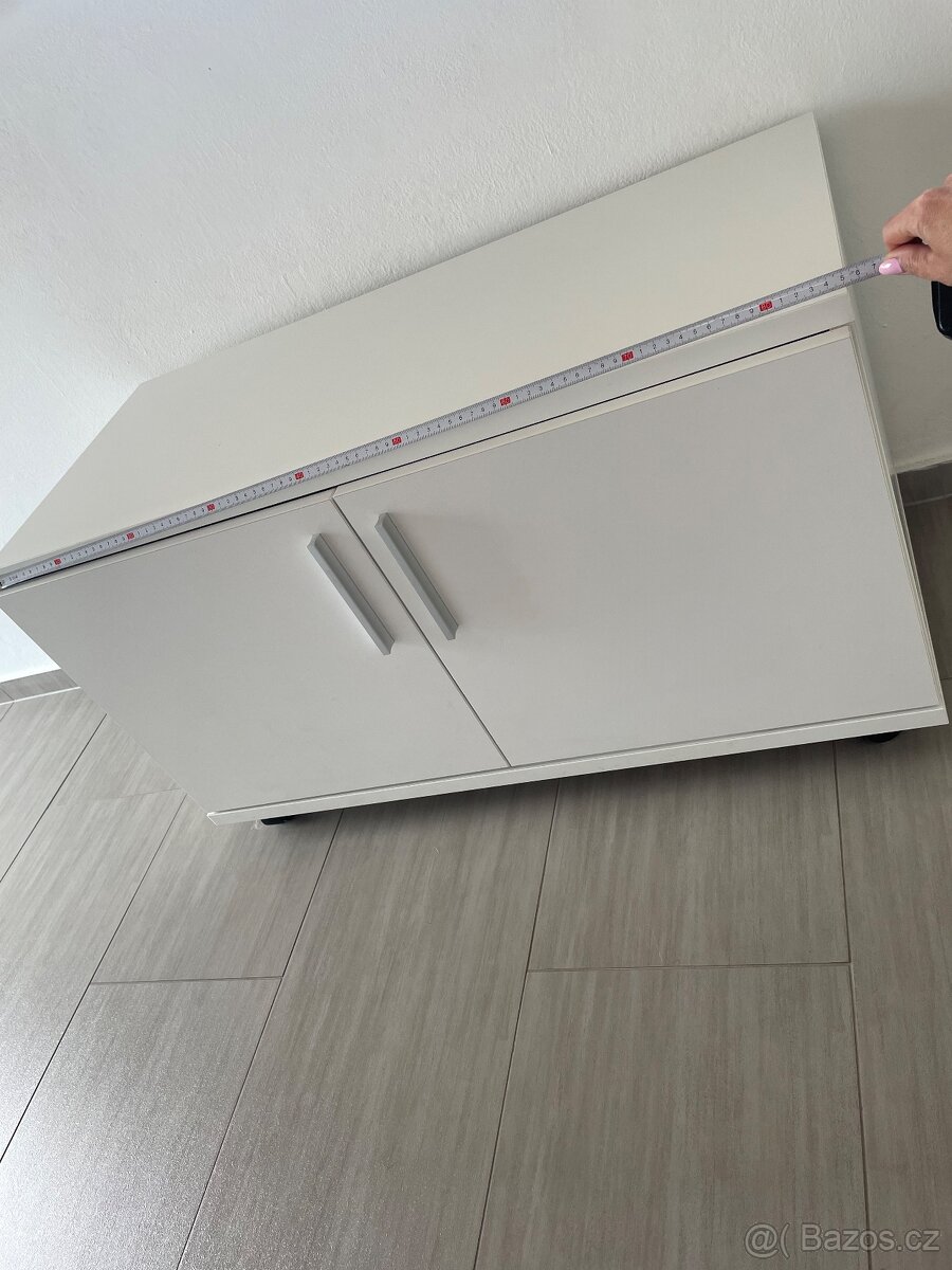 Bílá sedací skříňka na kolečkách - 5