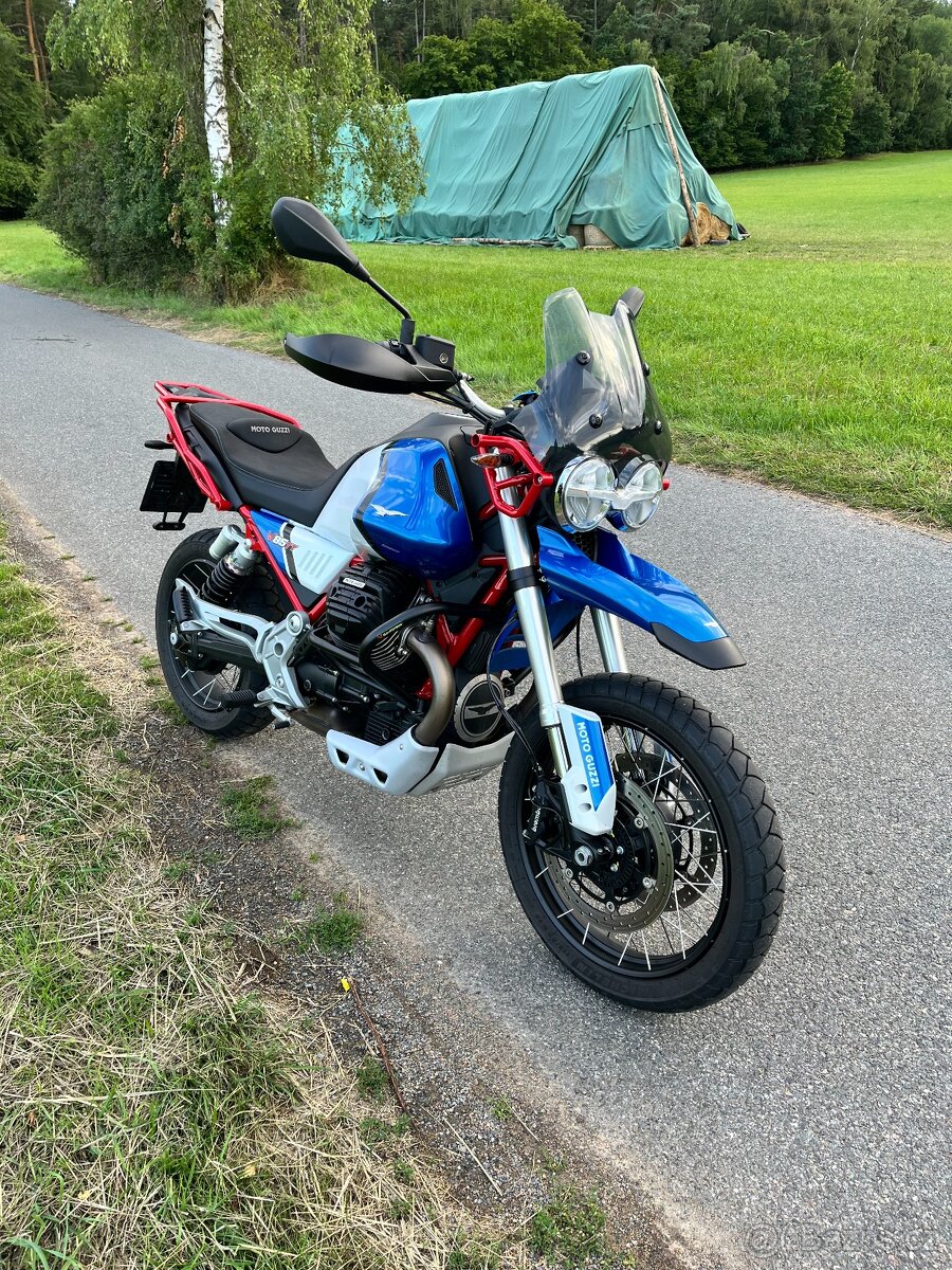 Moto Guzzi V85 TT 2023 po servisu, stále v záruce