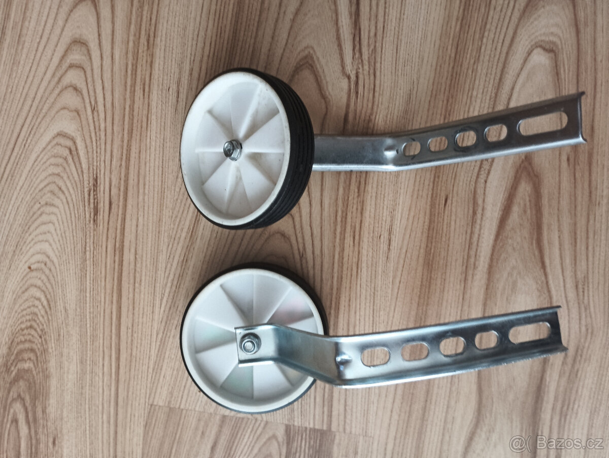 Dětské kolo , přídavná kolečka ke kolu a helma - 5