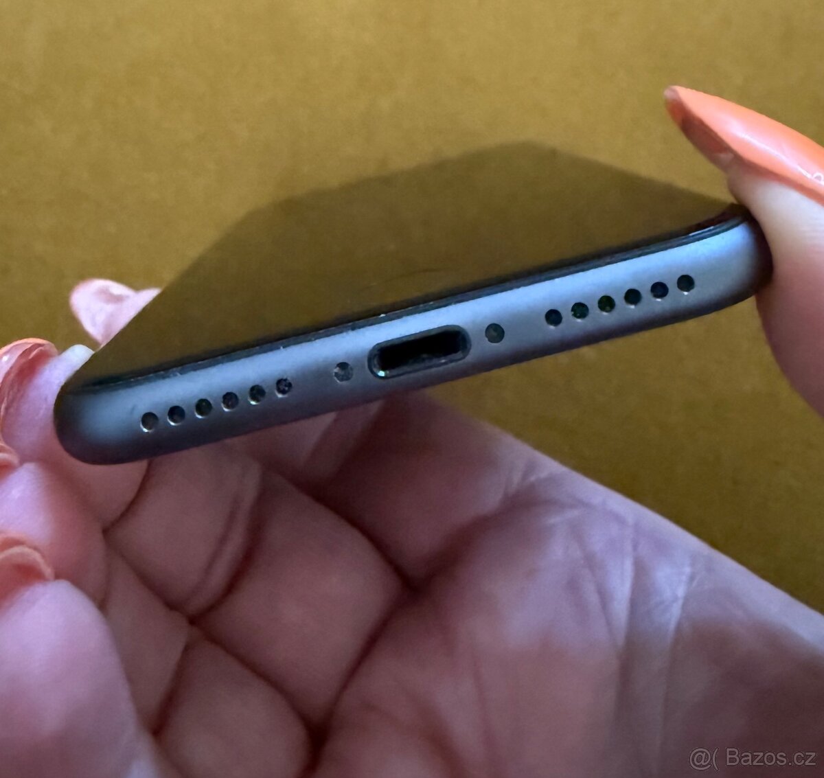 Apple iPhone 8, cerny, 64 Gb, kapacita baterie 90% - 5