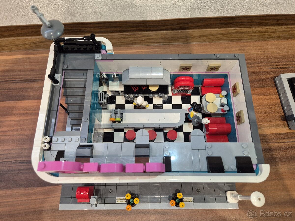 Lego Downtown Dinner set 10260 - 5