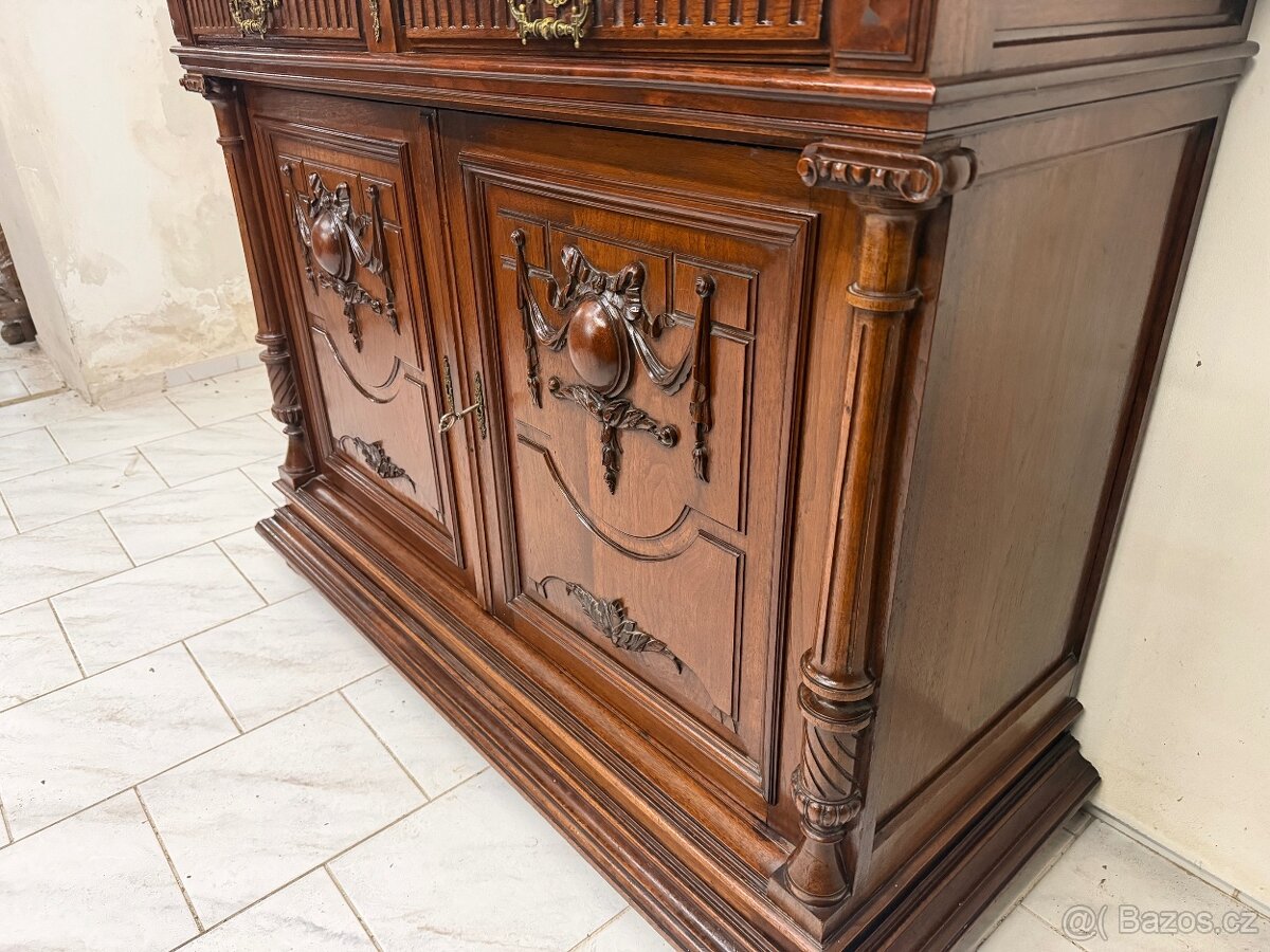 Starožitná masivní skříň - 5