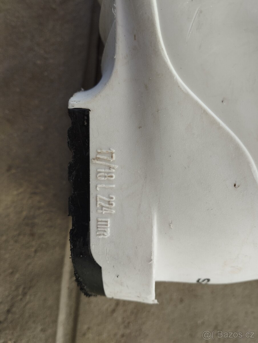 lyžařské boty a hůlky - 5