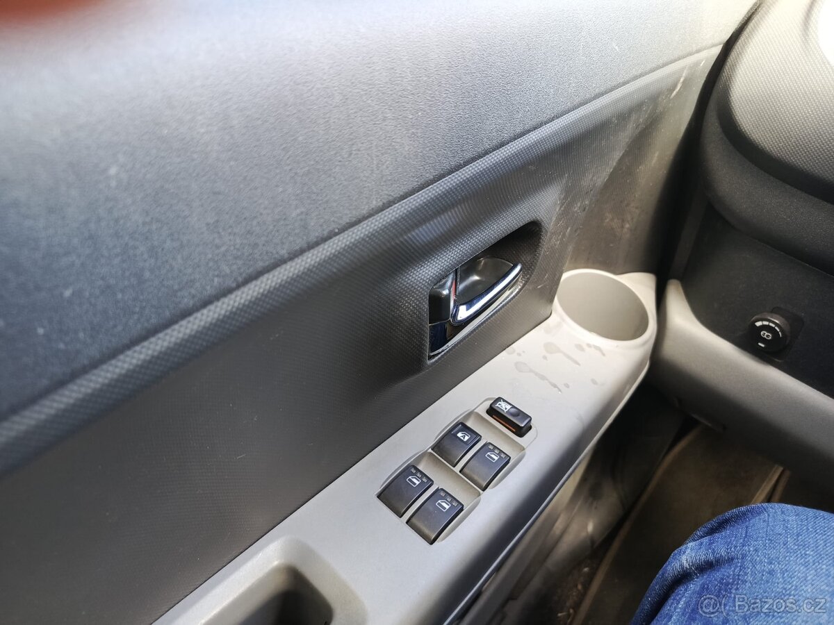 Daihatsu Sirion - 5