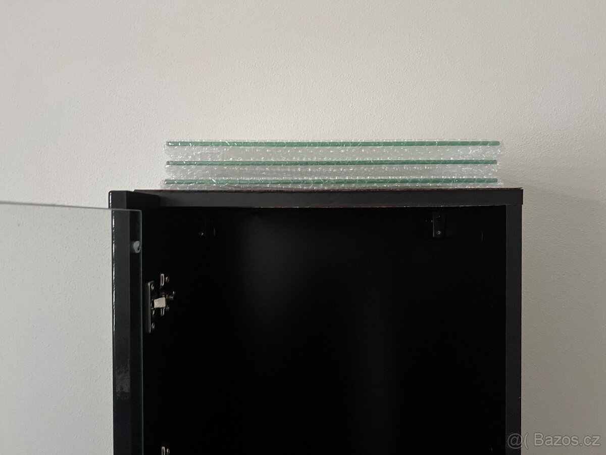 Vitrína podsvícená, závěsná - 5