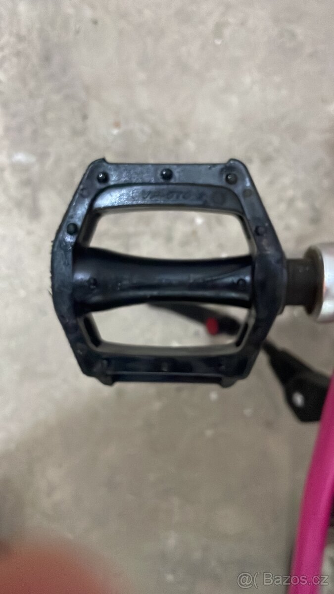 Růžový holčičí kolo značky Specialized - 5