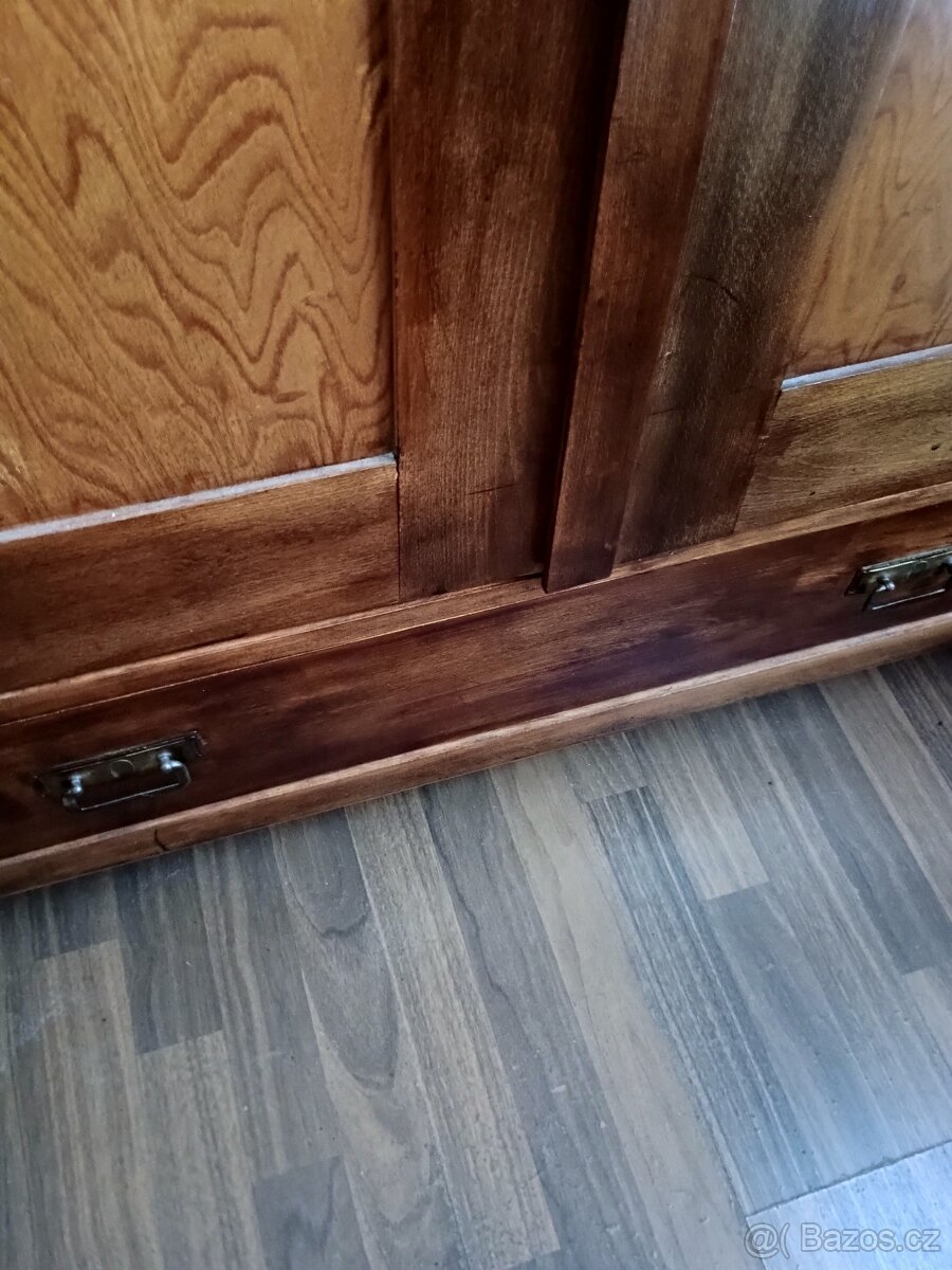 Velká starožitná skrin - 5