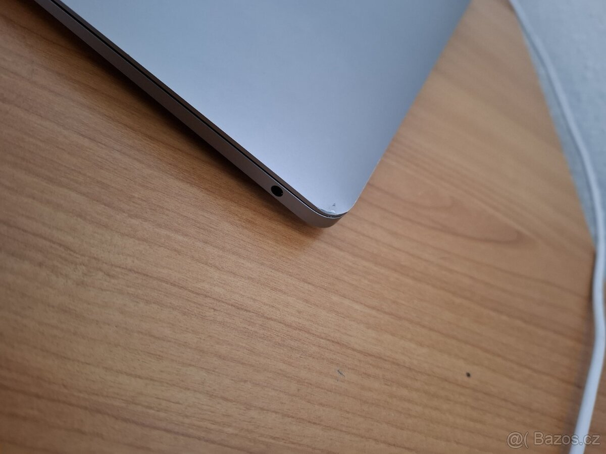 Macbook Air 13 palců M1 chip 16GB RAM 256 SSD - 5