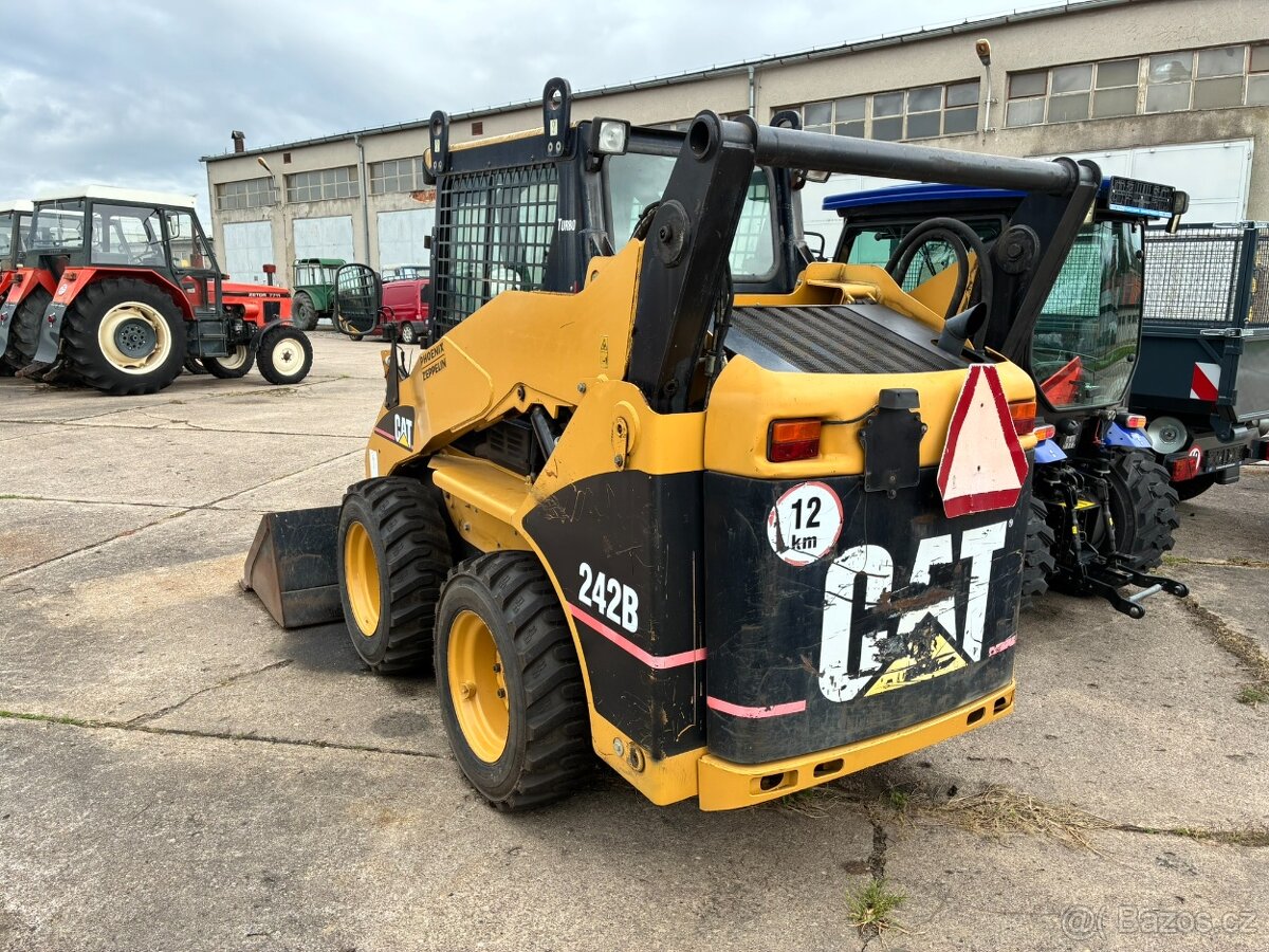 Smykový nakladač CAT 242B - 5