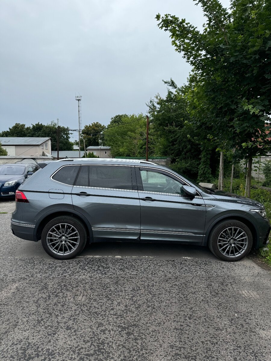 Krásný a super vybavený VW Tiguan Allspace-výbava R-line - 5