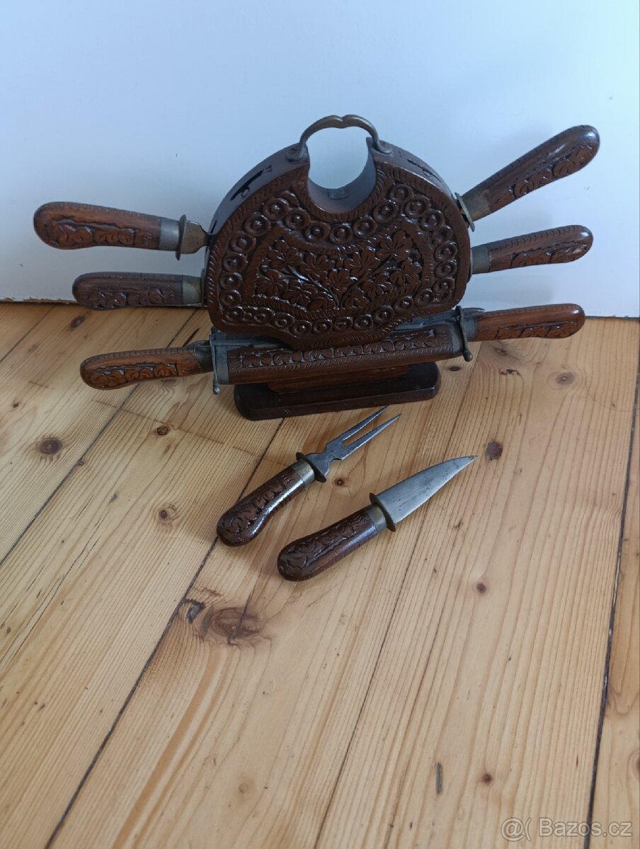 Vyřezávaný stojan. - 5