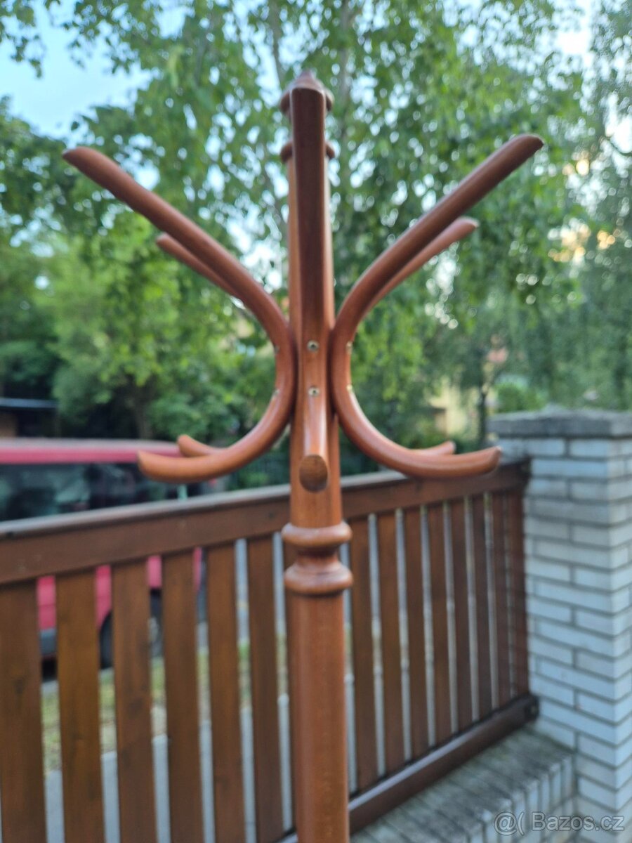 Věšák dřevěný - 5