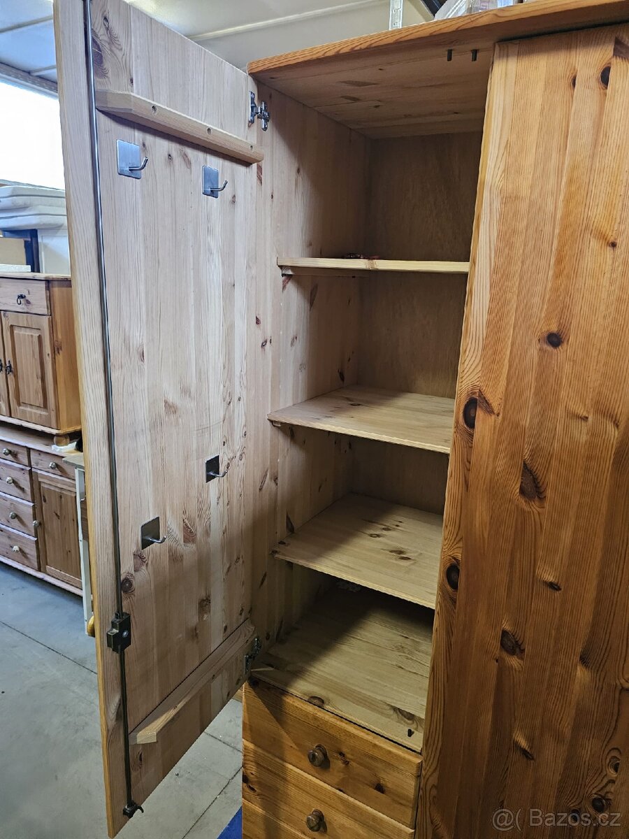 MASIVNÍ ŠATNÍ SKŘÍŇ - 5