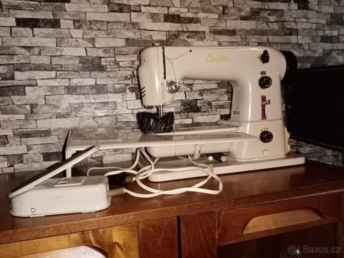 Retro šicí stroj Lada T 132 - 5