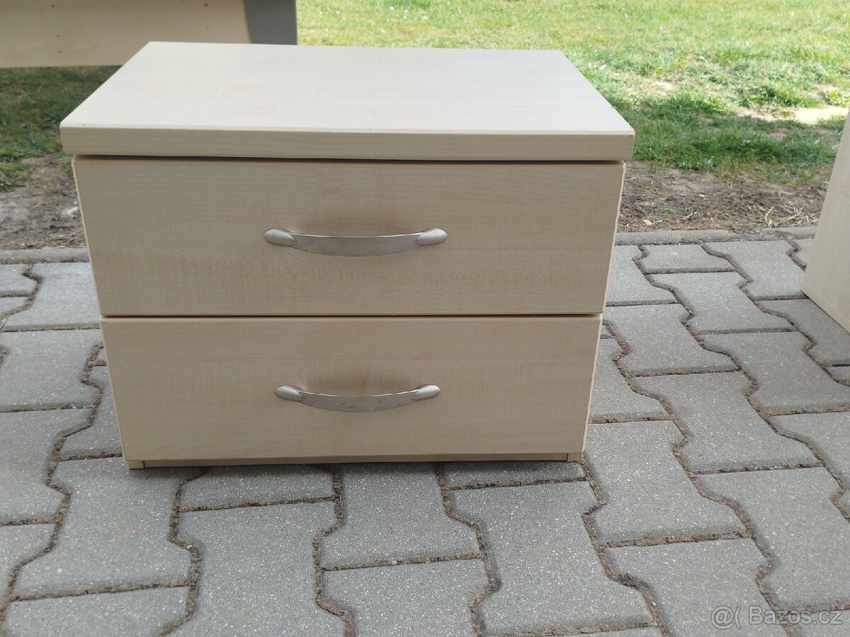 Postel, skříňky, stůl - 5