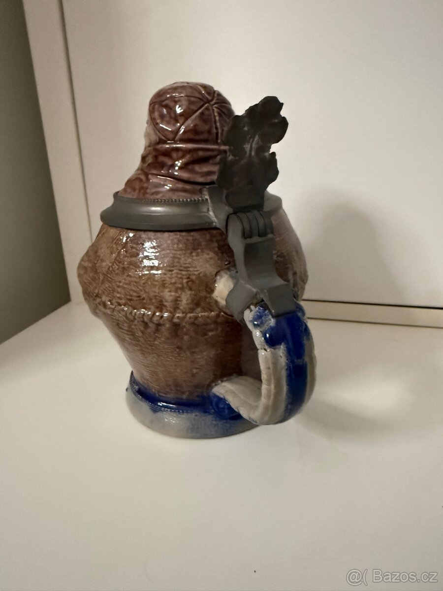 Starožitný Figurální korbel s motivem mnicha r. 1880 - 5